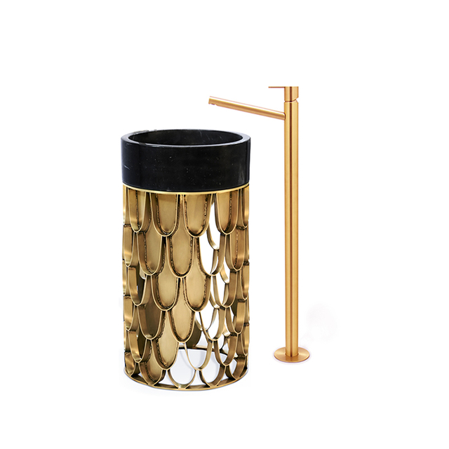 Goldförmiges Waschbecken aus Edelstahl im Badezimmer