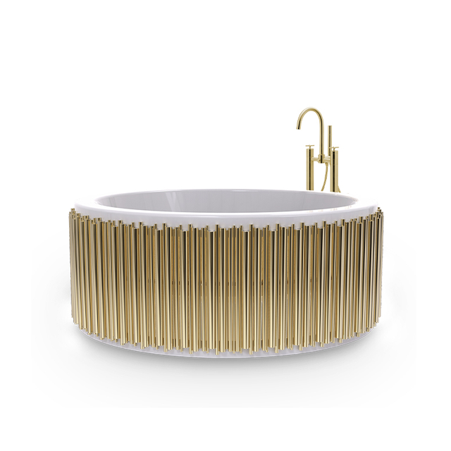 Goldfarbener Edelstahlrahmen und runde Badewanne aus weißem Kunststein