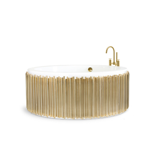 Goldfarbener Edelstahlrahmen und runde Badewanne aus weißem Kunststein